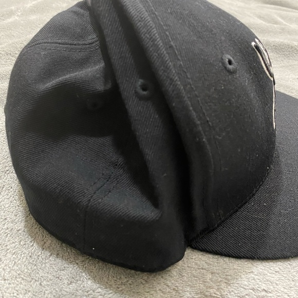 Reebok Headwear Minnesota Vikings Blacked Out Fitted Cap Size 7 3/8 - Picture 5 of 9